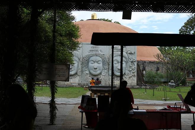 이샤요가센터 트리무르티(Trimurti): 인간 성장의 세 가지 근본 상태인 타마스(무기력과 관성), 라자스(고양된 활동성), 사트바(고요와 균형)를 묘사한다.