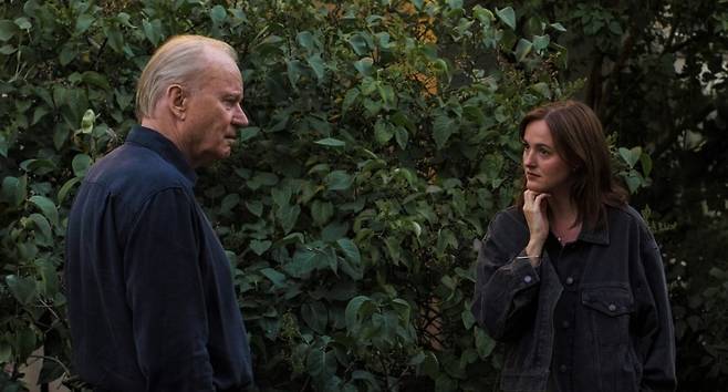 집 정원에서 마주선 구스타프와 노라 / 제공. CGV아트하우스