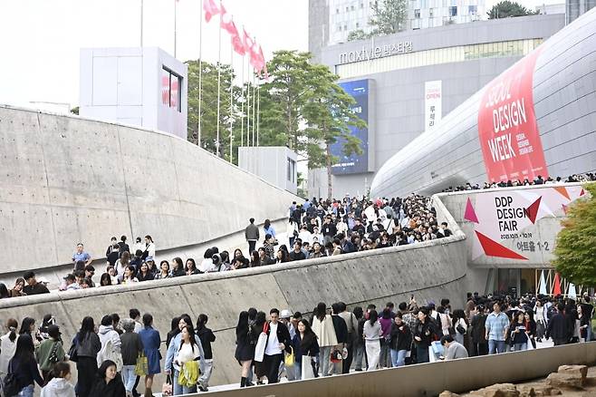 2025년 서울디자인위크 당시 관람객들이 DDP 디자인 페어 입장을 위해 줄 서 있다. /사진=서울시.