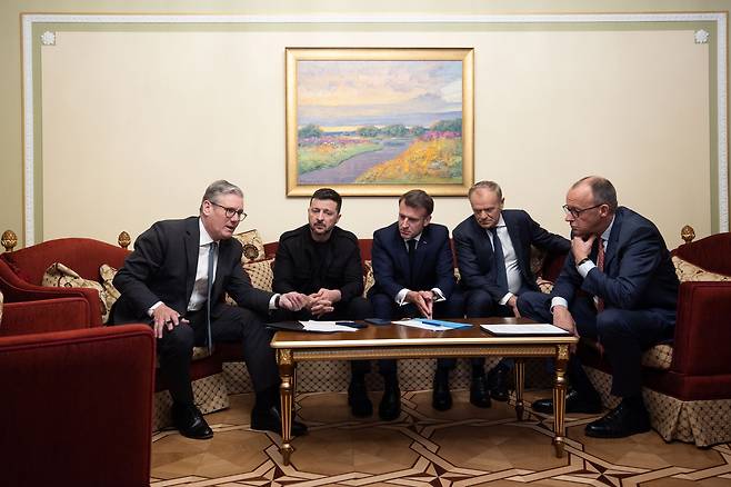 2025년 5월 10일(현지시간) 도널드 트럼프 미국 대통령과 통화하는 볼로디미르 젤렌스키 우크라이나 대통령과 유럽 정상들. 사진 왼쪽부터 키어 스타머 영국 총리, 젤렌스키 대통령, 에마뉘엘 마크롱 프랑스 대통령, 도날트 투스크 폴란드 총리, 프리드리히 메르츠 독일 총리(왼쪽부터). UPI연합뉴스