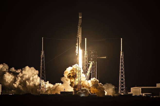 미국 플로리다주 케이프커내버럴 우주군기지에서 21일(현지시간) 팰컨9이 발사되고 있다. 이번 발사에서 33번째 재사용 기록이 수립됐다. 스페이스X 제공