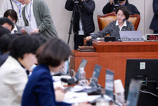 국회 법제사법위원장인 추미애 더불어민주당 의원이 23일 국회에서 열린 법사위 전체회의를 진행 중이다. 연합뉴스