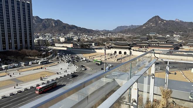 A view of Gwanghwamun Square as well as Gwanghwamun and Gyeongbok Palace from the rooftop of the National Museum of Korean Contemporary History in Jongno DIstrict, central Seoul [WOO JI-WON]