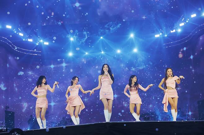 Girl group Apink performs during its "The Origin: Apink" concert in Jung District, central Seoul, on Feb. 22. [WITH US ENTERTAINMENT]