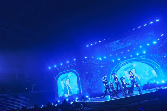Girl group Apink performs during its "The Origin: Apink" concert in Jung District, central Seoul, on Feb. 22. [WITH US ENTERTAINMENT]