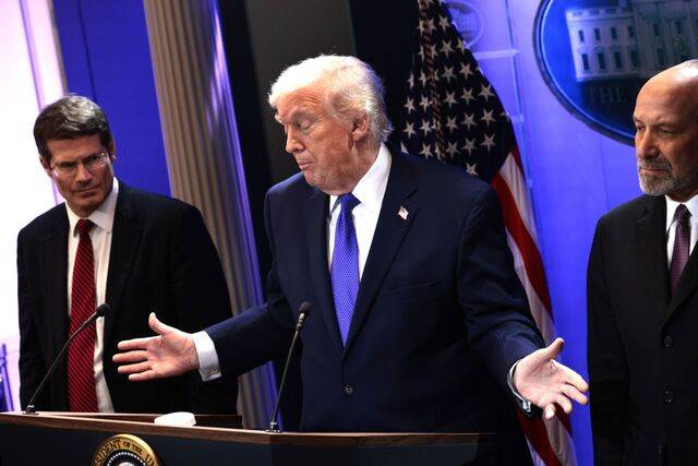 도널드 트럼프 미국 대통령이 20일(현지시간) 워싱턴DC 백악관 브리핑룸에서 열린 연방대법원의 상호관세 판결 관련 기자회견 도중 어깨를 으쓱 추어올리는 듯한 동작을 하고 있다. EPA연합뉴스