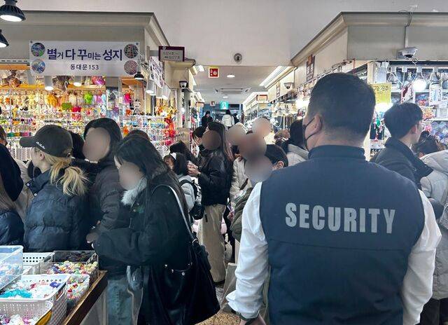 서울 동대문종합시장 액세서리 부자재 상가에 지난 19일 ‘볼꾸’(볼펜꾸미기)를 하러 찾아온 방문객들로 붐비고 있다.