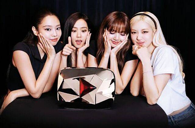 유튜브로부터 ‘레드 다이아몬드’를 받은 블랙핑크 멤버들. 왼쪽부터 제니, 지수, 리사, 로제. YG엔터테인먼트 제공