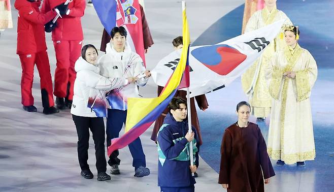 한국 선수단 기수 최민정과 황대헌이 22일(현지시간) 이탈리아 베로나 아레나에서 열린 2026 밀라노·코르티나담페초 동계올림픽 폐회식에 참석하고 있다. 베로나=최현규 기자