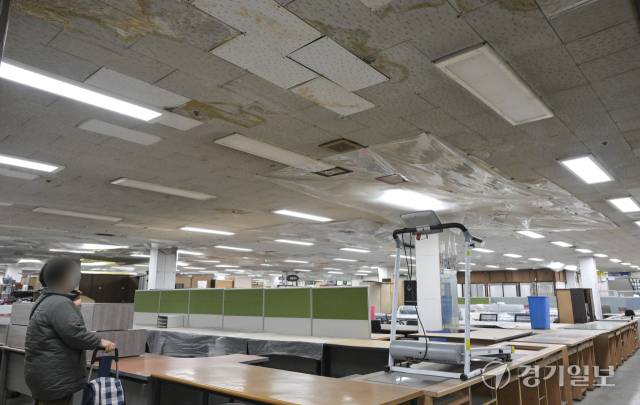 수원역전시장 2층 천장이 누수를 막기 위한 비닐로 뒤덮여 있는 모습. 홍기웅기자