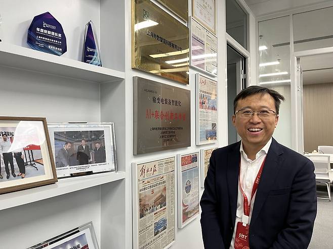 중국 산업용 인공지능(AI) 선두 업체인 링수즈넝커지의 공동창업자 천치밍 총재가 상하이시 경제·정보화위원회가 기술력을 갖춘 스타트업에 주는 '전정특신 중소기업' 인증서에 대해 소개하고 있다. 링수즈넝커지는 2023년 전정특신 중소기업에 선정됐다.  상하이 송광섭 특파원