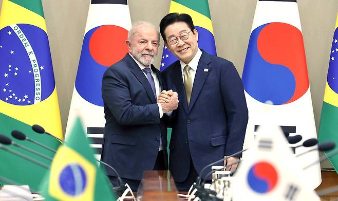 손 맞잡은 李·룰라 이재명 대통령과 루이스 이나시우 룰라 다시우바 브라질 대통령이 23일 청와대 본관에서 한·브라질 확대정상회담을 진행하기에 앞서 손을 맞잡고 있다. 소년공 출신 정치인이라는 공통점이 있는 두 정상은 이날 수차례 포옹을 나누며 친밀감을 과시했다. 이 대통령은 취임 후 9개월 동안 룰라 대통령과 3차례나 정상회담을 했다.  김호영 기자
