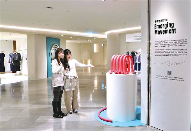 서울시 소공동에 위치한 롯데백화점 본점에 선보인 첫 아트 VM 프로젝트 작품을 바라보는 고객의 모습. (롯데백화점 제공)