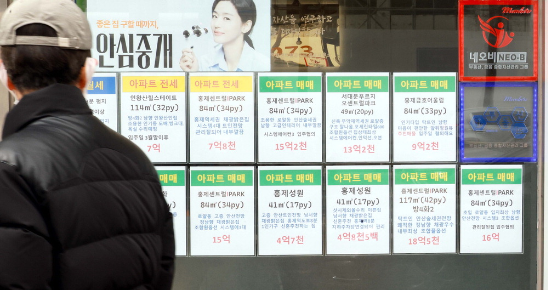 서울 서대문구의 한 부동산 중개업소에 아파트 매매 매물은 수두룩한 가운데 전월세 매물은 극소수인 안내문이 붙어 있다. (사진=매일경제)
