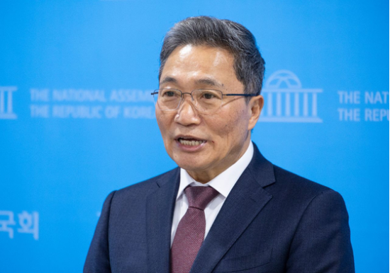 이학재 인천국제공항공사 사장이 지난달 20일 국회 소통관에서 ‘대통령실의 인천공항 공사 불법 인사 개입’을 주장하는 기자회견을 마친 뒤 취재진 질문에 답하고 있는 모습. (사진=연합뉴스)