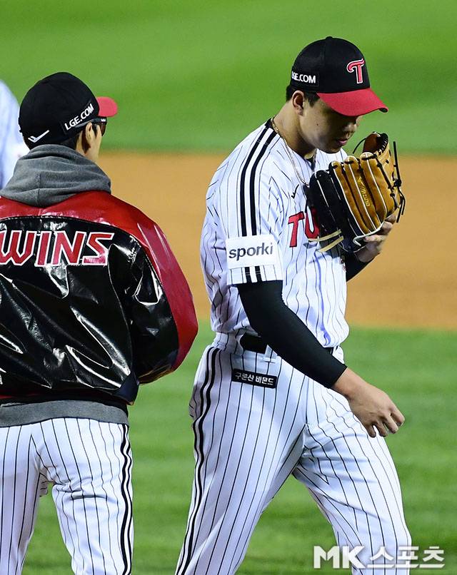 2023년 11월 8일 오후 서울 잠실구장에서 2023 KBO 포스트시즌 한국시리즈(7전4선승제) 2차전, KT 위즈와 LG 트윈스 경기가 열렸다. KT는 2021년 이후 2년만에 두번째 우승을, LG는 1994년 이후 29년만에 세번째 우승에 도전한다. 4회초 1사 1, 2루에서 LG 정우영이 김진성으로 교체, 마운드를 내려가고 있다. 사진=김영구 기자