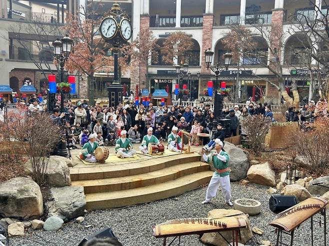 지난 설 명절기간에 시흥프리미엄아울렛 중앙광장에서 진행된 공연을 고객들이 관람하고 있다.  /사진 제공=신세계사이먼