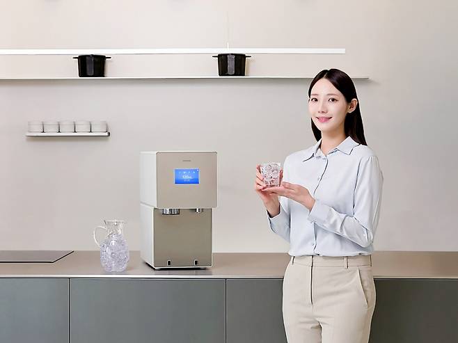 삼성전자 모델이 '비스포크 AI 얼음정수기' 신제품을 소개하고 있다/사진제공=삼성전자