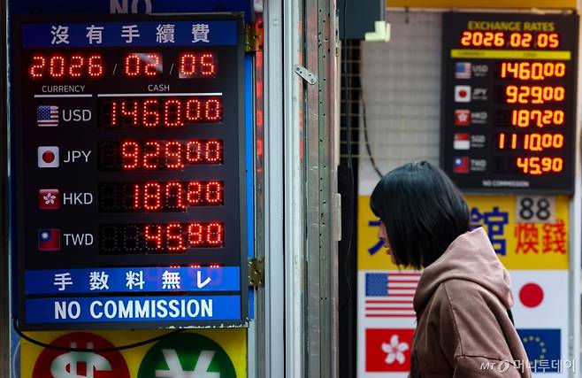 [서울=뉴시스] 황준선 기자 = 미국 증시의 기술주 하락과 엔화 약세 여파로 원-달러 환율이  상승한 5일 서울 중구 명동의 환전소에서 달러 등 외화 거래가가 표시돼 있다. 2026.02.05. hwang@newsis.com /사진=황준선