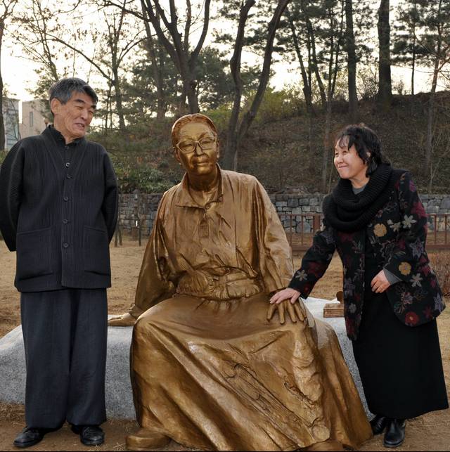 지난 2009년 강원 원주시 박경리 작가 옛집에 세워진 동상을 보며 사위 김지하(왼쪽), 딸 김영주 씨가 웃고 있다. 연합뉴스