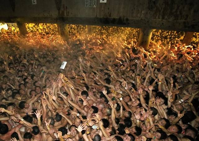 21일 일본 오카야마시 히가시구 사이다이지 관음원에서 열린 사이다이지 에요에서 참가자들이 나무 부적을 잡기 위해 경쟁을 벌이고 있다. 오카아먀관광청 캡처