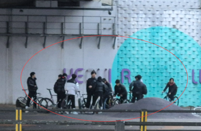 지난 12일 저녁 서울 여의도 공원의 한 자전거 연습장에 픽시 자전거를 탄 청소년들이 모여있다. 이현웅 기자