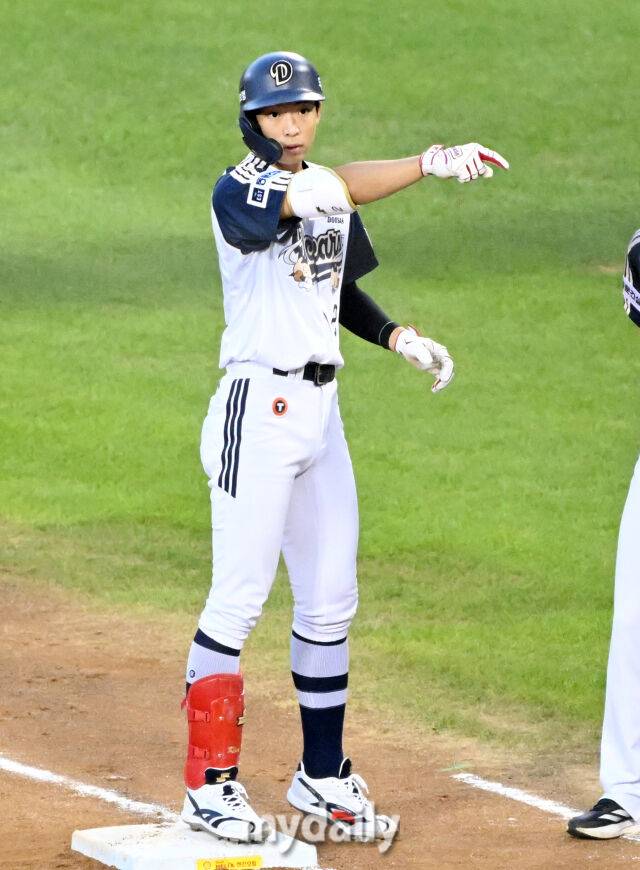 22일 오후 서울 잠실야구장에서 진행된 '2025 프로야구 KBO리그' 두산베어스 KT위즈의 경기. 두산 김민석이 2회말 1사 1,2루서 1타점 적시타를 터뜨린 뒤 환호하고 있다./마이데일리