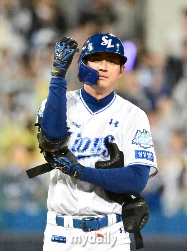 2025년 10월 13일 오후 대구 삼성라이온즈파크에서 열린 '2025 신한 SOL Bank KBO 포스트시즌' SSG 랜더스와 삼성 라이온즈의 준플레이오프 3차전 경기. 삼성 구자욱이 3회말 2사 2루서 1타점 2루타를 친 뒤 기뻐하고 있다./마이데일리