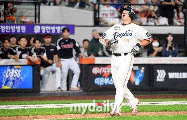 2025년 9월 26일 오후 대전 한화생명 볼파크에서 열린 '2025 신한 SOL뱅크 KBO 리그' LG 트윈스와 한화 이글스의 경기. 한화 3루 주자 노시환이 7회말 1사 2.3루서 한화 하주석의 투수 앞 땅볼 때 런다운에 걸려 포기하는 연기를 하고 있다./마이데일리