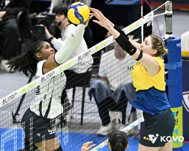 한국도로공사 모마와 현대건설 카리./KOVO