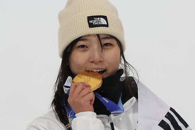 12일(현지시간) 이탈리아 리비뇨 스노파크에서 열린 2026 밀라노-코르티나담페초 동계올림픽 스노보드 여자 하프파이프 결승에서 금메달을 따낸 최가온이 세리머니를 하고 있다. [연합]