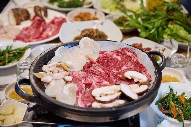 장흥한우, 키조개관자, 표고버섯으로 구성된 장흥삼합