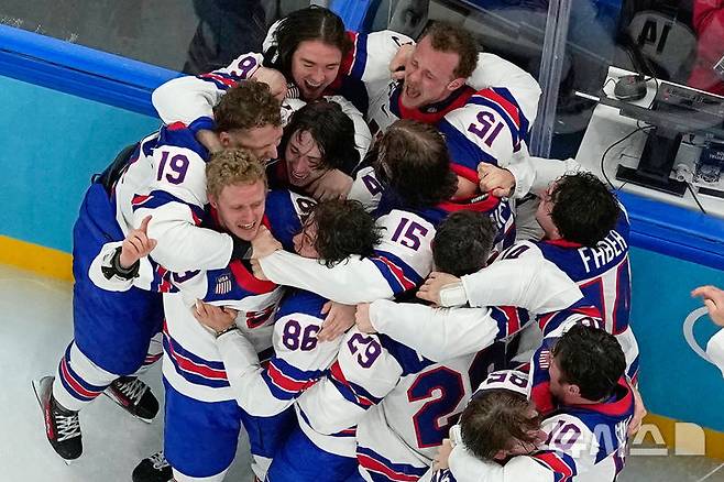 [밀라노=AP/뉴시스] 미국 아이스하키 남자 대표팀이 22일(현지 시간) 이탈리아 밀라노 산타줄리아 아레나에서 열린 2026 밀라노·코르티나담페초 동계올림픽 남자 아이스하키 결승전에서 잭 휴스가 캐나다를 상대로 연장 결승골을 넣자 함께 기뻐하고 있다. 2026.02.23.