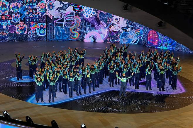 [베로나( 이탈리아)= AP/뉴시스]밀라노 코르티나 동계올림픽 폐막식의 무대에 오른 자원봉사단. 2026. 02. 23.