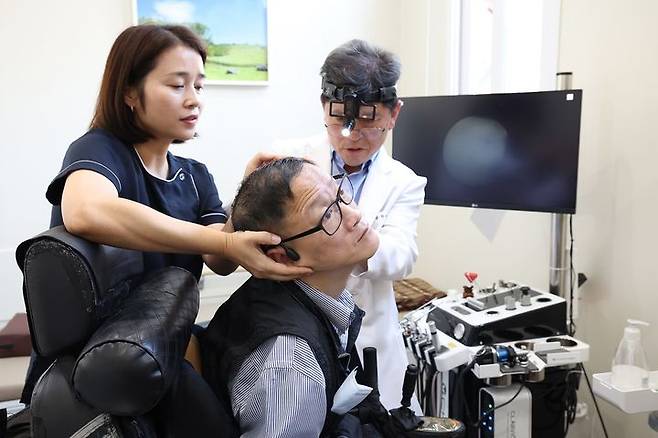 [서울=뉴시스] 장애인친화병원에서 진료를 받는 모습. 2025.07.11. (사진=노원구 제공) *재판매 및 DB 금지