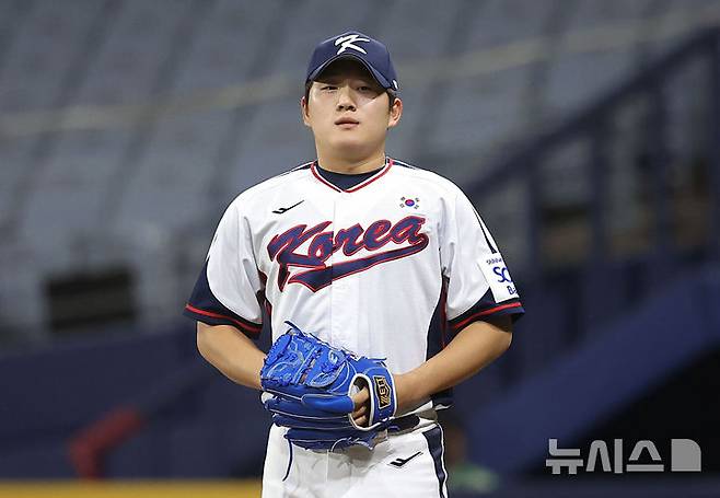 [서울=뉴시스] 정병혁 기자 = 6일 서울 구로구 고척스카이돔에서 2024 WBSC 프리미어12를 앞두고 열린 한국 야구대표팀과 상무의 연습경기, 6회말 상무로 출전한 대표팀 투수 김택연이 역투하고 있다. 2024.11.06. jhope@newsis.com
