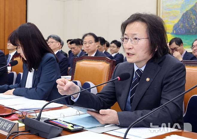 [서울=뉴시스] 김금보 기자 = 주병기 공정거래위원회 위원장이 23일 오후 서울 여의도 국회에서 열린 정무위원회 전체회의에서 이인영 더불어민주당 의원 질의에 답변을 하고 있다. 2026.02.23. kgb@newsis.com