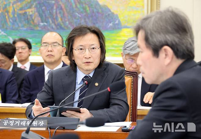 [서울=뉴시스] 김금보 기자 = 주병기 공정거래위원회 위원장이 23일 오후 서울 여의도 국회에서 열린 정무위원회 전체회의에서 이인영 더불어민주당 의원 질의에 답변을 하고 있다. 2026.02.23. kgb@newsis.com