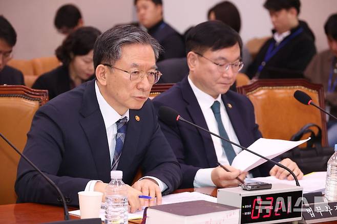 [서울=뉴시스] 조성봉 기자 = 정성호 법무부 장관이 23일 오후 서울 여의도 국회에서 열린 법제사법위원회 전체회의에서 의원 질의에 답변하고 있다. 2026.02.23. suncho21@newsis.com