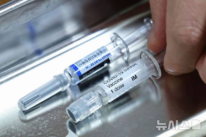 [서울=뉴시스] 권창회 기자 = 지난해 10월 29일 서울 시내 한 이비인후과 의원에 코로나19 백신과 독감 백신이 놓여있다. 노인 등을 대상으로 한 코로나19·독감(인플루엔자) 백신 동시 접종이 시작된 지 2주도 채 지나지 않아 서울 등 일부 의료지역에서 코로나19 백신 부족 현상이 나타나고 있다. 여기에 최근 독감 유행주의보가 발령되면서 '트윈데믹(코로나19와 독감의 동시 유행)' 우려가 커지고 있어 고령층을 중심으로 신속한 예방접종이 필요하다는 지적이 나온다. 2025.10.29. kch0523@newsis.com