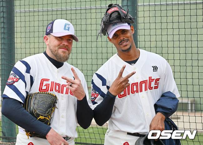 [OSEN=타이난(대만) , 이석우 기자] 프로야구 롯데 자이언츠가 1일(한국시간) 대만 타이난 아시아-태평양 국제야구센터에 스프링캠프를 차리고 구슬땀을 흘렸다.김태형 감독 등&nbsp;코치진과 투수&nbsp;20명,&nbsp;포수&nbsp;5명,&nbsp;내야수&nbsp;9명,&nbsp;외야수&nbsp;7명 등 총&nbsp;41명의 선수단이 1월 20일까지 1차 캠프에서 체력 강화와 기술 훈련을 치른 뒤 21일부터 3월 5일까지 일본 미야자키로 옮겨 2차 캠프에서 구춘리그에 참가해 실전 감각을 점검한다.롯데 새 외국인 투수 비슬리와 로드리게스가 포즈를 취하고 있다. 2026.02.01 / foto0307@osen.co.kr