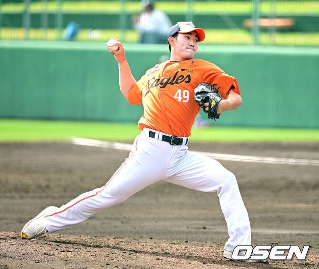 [OSEN=오키나와(일본), 최규한 기자] 프로야구 한화 이글스가 22일 일본 오키나와 이토만 니시자키 야구장에서 일본 프로야구 지바롯데와 연습경기를 가진다.한화는 이번 2차 오키나와 캠프에서 총 9차례 연습경기를&nbsp;통해 전력을 가다듬을 예정이다.4회말 마운드에 오른 한화 엄상백이 힘차게 공을 뿌리고 있다. 2026.02.22 / dreamer@osen.co.kr