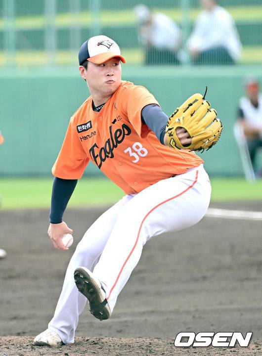 [OSEN=오키나와(일본), 최규한 기자] 프로야구 한화 이글스가 22일 일본 오키나와 이토만 니시자키 야구장에서 일본 프로야구 지바롯데와 연습경기를 가진다.한화는 이번 2차 오키나와 캠프에서 총 9차례 연습경기를&nbsp;통해 전력을 가다듬을 예정이다.5회말 한화 투수 김종수가 힘차게 공을 뿌리고 있다. 2026.02.22 / dreamer@osen.co.kr