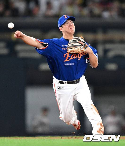 [OSEN=광주, 이대선 기자] 1일 오후 광주-기아 챔피언스필드에서 2025 신한 SOL Bank KBO리그 KIA 타이거즈와 한화 이글스의 경기가 열렸다.KIA는 이의리, 한화는 류현진을 선발 투수로 내세웠다.4회말 2사에서 한화 노시환이 KIA 오선우의 땅볼 타구를 잡아 송구했지만 출루를 허용하고 있다. 2025.08.01 /sunday@osen.co.kr