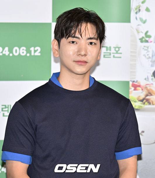 [OSEN=조은정 기자]영화 '다우렌의 결혼(감독 임찬익)’ 언론배급시사 및 기자간담회가 28일 오후 서울 용산구 CGV용산아이파크몰에서 열렸다.‘다우렌의 결혼’은 자신만의 색이 두드러지는 연기 스펙트럼의 충무로 대표 카멜레온 배우 이주승이 다큐멘터리를 찍으며 입봉을 꿈꾸는 조연출 ‘승주’ 역을 맡아 스크린에 컴백한다.배우 이주승이 질의응답 시간을 갖고 있다. 2024.05.28 /cej@osen.co.kr