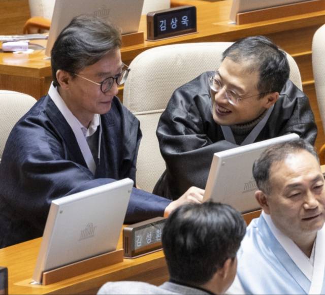 ▲더불어민주당 전재수 의원(왼)과 김상욱 의원(오른)이 지난 12일, 2월 임시국회에 참여해 대화를 나누고 있다.ⓒ연합뉴스