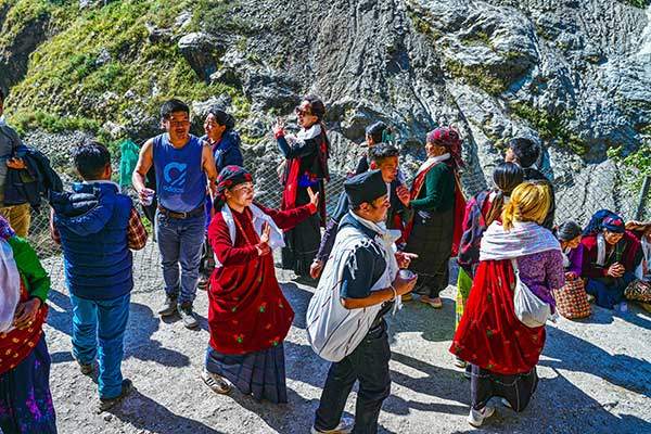 폭포 및 쉼터에서 결혼식 피로연 중인 하객들.