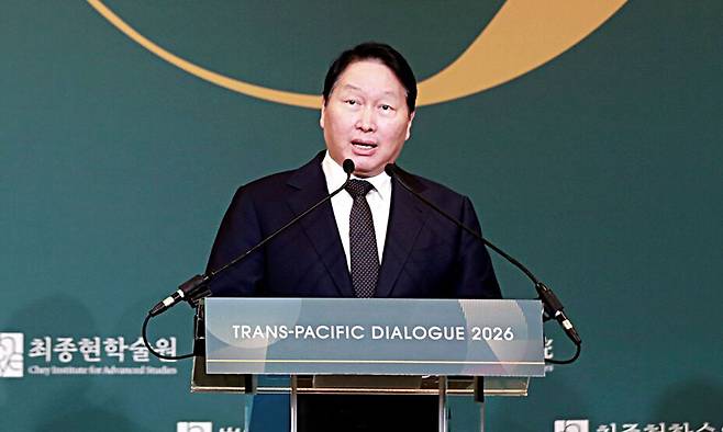 최태원 SK회장 겸 최종현학술원 이사장이 20일 미국 워싱턴 샐러맨더 호텔에서 열린 ‘트랜스퍼시픽 다이얼로그(TPD) 2026’ 행사에서 환영사를 하고 있다. SK수펙스추구협의회 제공