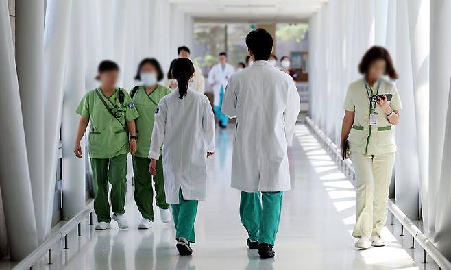 서울시내 한 대학병원에서 의료진이 이동하고 있다. 뉴시스