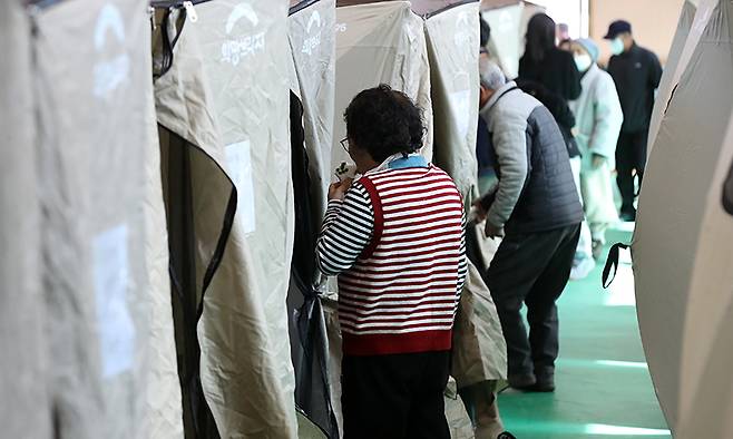 경남 함양 산불 사흘째인 23일 함양군 유림면 어울림체육관에 함양 산불 이재민 대피소가 마련돼 있다. 뉴스1